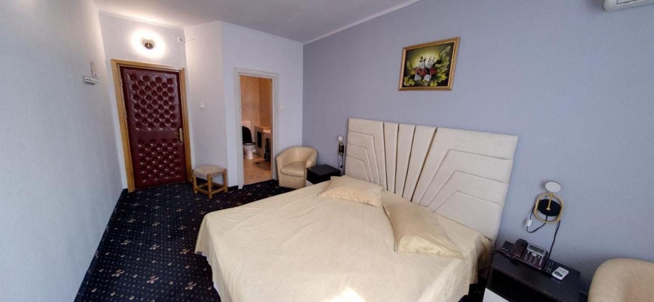 Hotel Duet Pitesti Exterior photo
