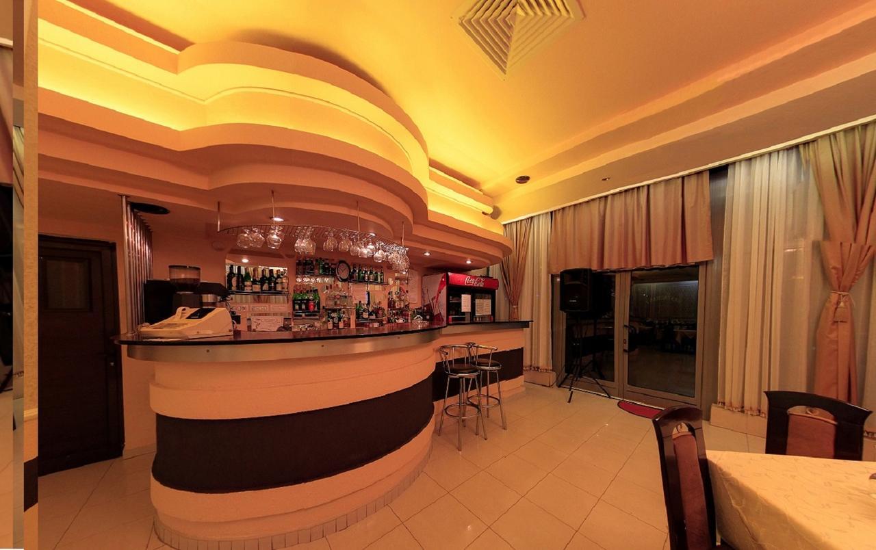 Hotel Duet Pitesti Exterior photo